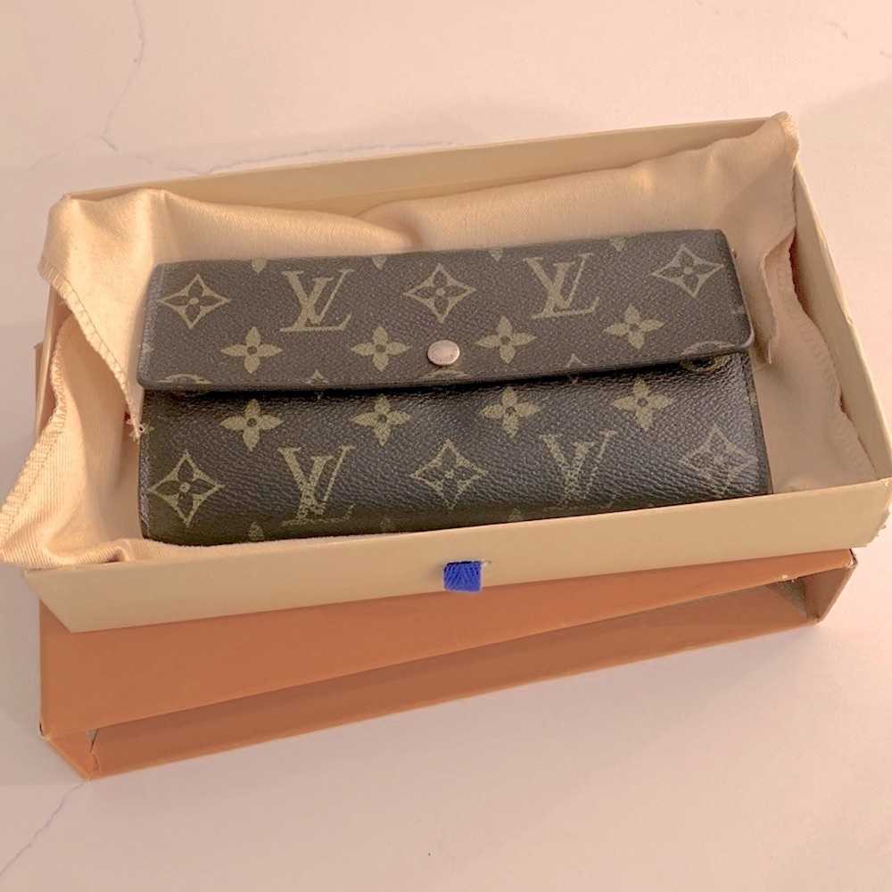 AUTHENTIC LOUIS VUITTON MONO SARAH WALLET
